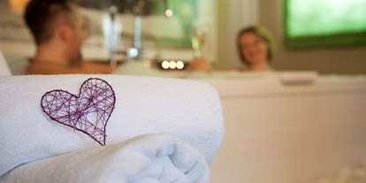 Wellnessurlaub - Lymphdrainagen Massage - Fuschl am See - Romantisches Bad zu Zweit - Romantik Spa Hotel Elixhauser Wirt