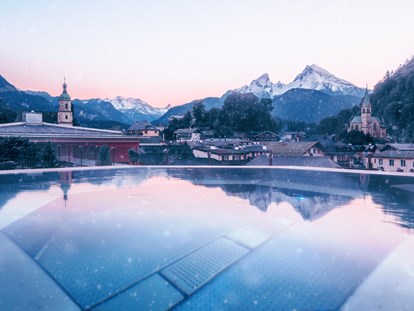 Wellnessurlaub - Umgebungsschwerpunkt: Berg - Leogang - Wahnsinnig schöner Ausblick aus dem Pool auf die Berge. - Hotel EDELWEISS Berchtesgaden
