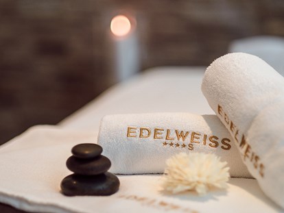 Wellnessurlaub - Textilsauna - Saalbach - Erholsame Behandlungen, wie Hot-Stone-Massagen, Meditationen und Kosmetikbehandlungen - Hotel EDELWEISS Berchtesgaden