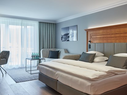 Wellnessurlaub - Textilsauna - Saalbach - Eines unserer gemütlichen Schlafzimmer für 2 Personen mit Wohlfühl-Couch.   - Hotel EDELWEISS Berchtesgaden