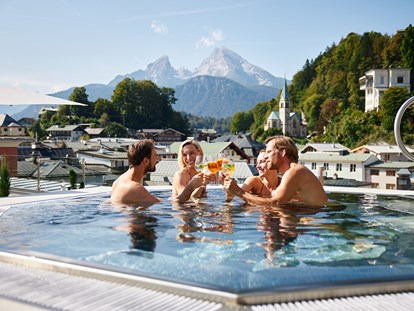 Wellnessurlaub - Umgebungsschwerpunkt: See - Leogang - Ausblick genießen im geheizten Pool auf unserer Terrasse. - Hotel EDELWEISS Berchtesgaden