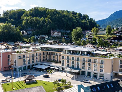 Wellnessurlaub - Lymphdrainagen Massage - Berchtesgadener Land - Hotel EDELWEISS-Außenansicht mit schönem Blick auf die Berge. - Hotel EDELWEISS Berchtesgaden