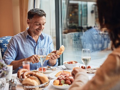Wellnessurlaub - Lomi Lomi Nui - Großarl - Im Hotelrestaurant bekommen Sie ein wunderschön angerichtetes Frühstück oder Frühstücks-Buffet. - Hotel EDELWEISS Berchtesgaden