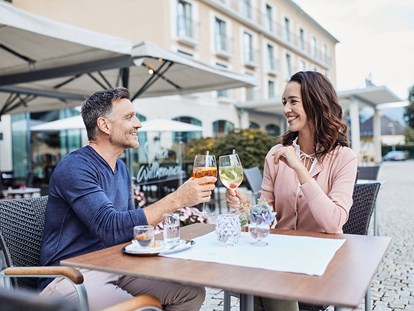 Wellnessurlaub - Aromamassage - Teisendorf - Speisen Sie bei gutem Wetter auch auf der Terrasse außen vor dem Hotel. - Hotel EDELWEISS Berchtesgaden