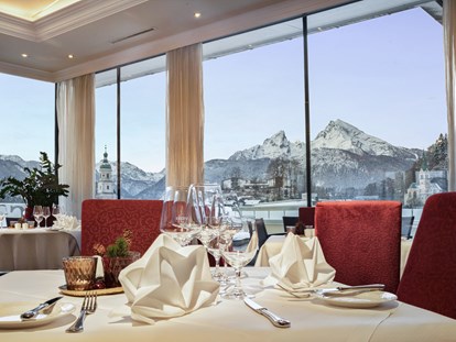 Wellnessurlaub - Hotelbar - Saalbach - Unsere Tische im Restaurant PANORAMA mit Ausblick auf die Berge. - Hotel EDELWEISS Berchtesgaden