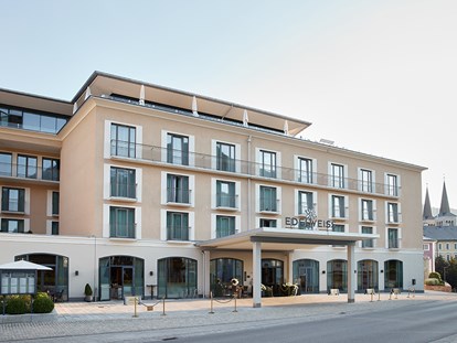 Wellnessurlaub - Hotel-Schwerpunkt: Wellness & Wandern - Radstadt - Hotel-Außenansicht mit Eingang.
 - Hotel EDELWEISS Berchtesgaden