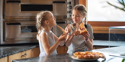 Wellnessurlaub - Kinderbetreuung - Wagrain - Gemeinsames Pizza backen macht Spaß und die Pizza schmeckt gleich noch besser. - Natur- und Wellnesshotel Höflehner