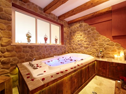 Wellnessurlaub - Ayurveda Massage - Ried (Arzl im Pitztal) - Massage-Bad ©Staudacherhof - Staudacherhof