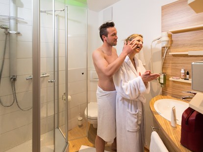 Wellnessurlaub - Rücken-Nacken-Massage - Badezimmer Doppelzimmer  - Thula Wellnesshotel Bayerischer Wald