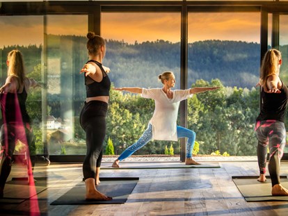Wellnessurlaub - Paarmassage - Kollnburg - In Rahmen unseres Lindenwirt Vital- Wochenprogramms haben die Gäste die Möglichkeit, tägliche Yogakurse (außer Sonntag) kostenfrei mitzuerleben. - Wellnesshotel Lindenwirt