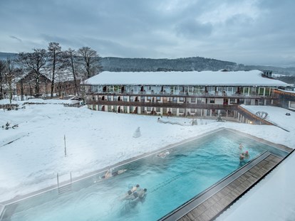 Wellnessurlaub - Pools: Schwimmteich - Hotel Lindenwirt 20 m Infinity Außenpool  - Wellnesshotel Lindenwirt