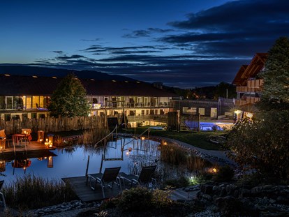 Wellnessurlaub - Hotelbar - Rötz (Cham) - weitläufige Liegewiese und eine Gartenlandschaft mit über 15.000 m² - Wellnesshotel Lindenwirt