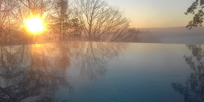 Wellnessurlaub - Biosauna - Titting - Aussicht beim Schwimmen am Morgen im Infinity Pool - Wellnesshotel Schönblick