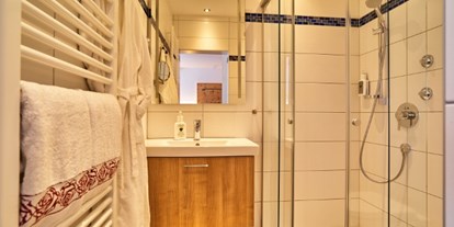 Wellnessurlaub - Hot Stone - Titting - Zimmer/ Badezimmer - Landhotel Geyer