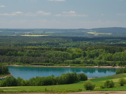 Wellnessurlaub - Hot Stone - Ostbayern - Blick vom Hotel nach Süden zum Aussee - Der Birkenhof Spa & Genuss Resort