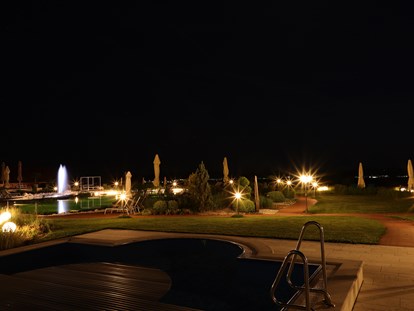 Wellnessurlaub - Pools: Schwimmteich - Hotelpool nachts - Der Birkenhof Spa & Genuss Resort
