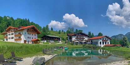 Wellnessurlaub - Pools: Schwimmteich - Teisendorf - Außenansicht Hotel Reissenlehen - Naturhotel Reissenlehen