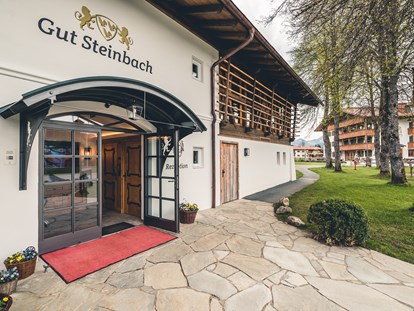 Wellnessurlaub - Ladestation Elektroauto - Weissach (Kufstein) - Das Forsthaus und die Rezeption auf Gut Steinbach - Gut Steinbach Hotel und Chalets
