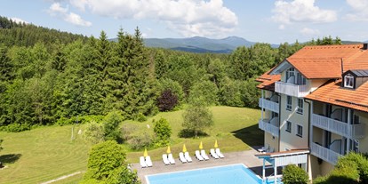 Wellnessurlaub - Hotel-Schwerpunkt: Wellness & Wandern - Ostbayern - Außenpool - Hotel Ahornhof