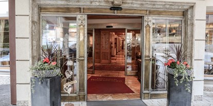 Wellnessurlaub - Finnische Sauna - Ladis - Hotel Eingang - Alpenresort Fluchthorn