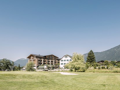 Wellnessurlaub - Pools: Außenpool beheizt - Leutasch - Hotelansicht - Alpenresort Schwarz