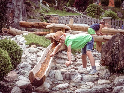 Wellnessurlaub - zustellbare Kinderbetten - Schliersee - Bachlauf zum Wasser leiten - Alpin Family Resort Seetal****s