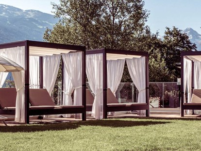 Wellnessurlaub - Pools: Infinity Pool - Day Beds auf unserer Liegewiese - Alpin Family Resort Seetal****s