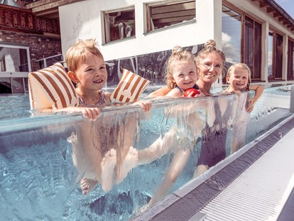 Wellnessurlaub - Hotel-Schwerpunkt: Wellness & Wandern - Stumm - Schwimmkurse direkt im Hotel - Alpin Family Resort Seetal****s