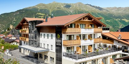 Wellnessurlaub - Hotel-Schwerpunkt: Wellness & Romantik - Fiss - Außenansicht Sommer - Alpine Hotel Resort Goies