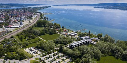 Wellnessurlaub - Umgebungsschwerpunkt: See - Zürich-Stadt - Bora HotSpaResort von oben mit Blick über Radolfzell und den Bodensee - bora HotSpaResort