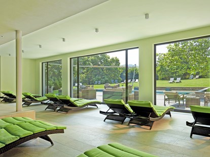 Wellnessurlaub - Hotel-Schwerpunkt: Wellness & Natur - Baden-Württemberg - Liegebereich - Schwimmbad - Waldhotel Grüner Baum