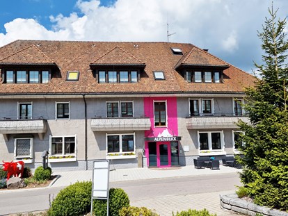 Wellnessurlaub - Hotelbar - Schwarzwald - Außenaufnahme - Bio- und Wellnesshotel Alpenblick