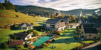 Wellnessurlaub - Lymphdrainagen Massage - Baiersbronn - Drohnenaufnahme der Hotelanlage - Hotel Engel Obertal - Wellness und Genuss Resort