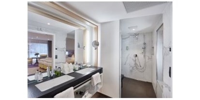 Wellnessurlaub - Peeling - Hinterzarten - Badezimmer - Erfurth´s Bergfried Ferien & Wellnesshotel