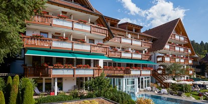 Wellnessurlaub - Hotelbar - Schwarzwald - Aussenansicht Garten  - Erfurth´s Bergfried Ferien & Wellnesshotel