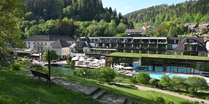 Wellnessurlaub - Umgebungsschwerpunkt: Fluss - Baden-Württemberg - Parkanlage mit Sicht auf das Hotel mit dem Thermalbad - Hotel Therme Bad Teinach