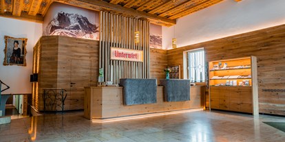 Wellnessurlaub - Hotel-Schwerpunkt: Wellness & Skifahren - Chiemgau - Rezeption - Hotel Unterwirt
