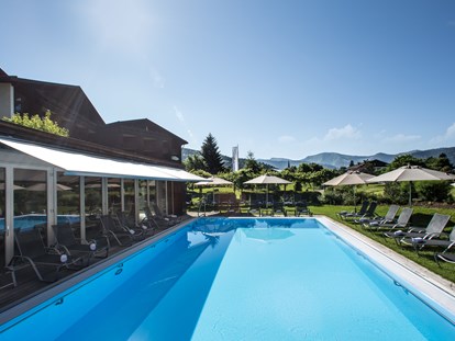 Wellnessurlaub - Pools: Innenpool - Grän - Außenansicht Pool  - Lindner Parkhotel & Spa Oberstaufen