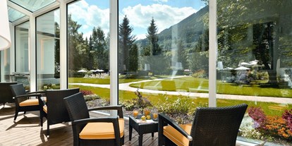 Wellnessurlaub - Umgebungsschwerpunkt: Berg - Matrei in Osttirol - Wandelgang aus Glas mit Panorameblick - CESTA GRAND Aktivhotel & Spa