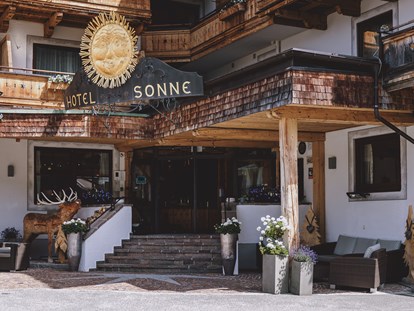 Wellnessurlaub - Finnische Sauna - Saalbach - Eingangsbereich - ALL INCLUSIVE Hotel DIE SONNE