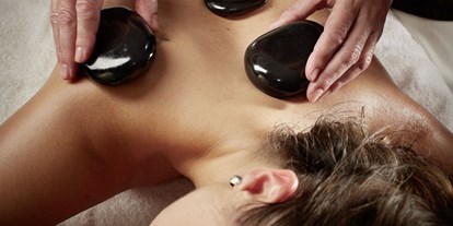Wellnessurlaub - Aromamassage - Hessen Nord - Hot-Stone-Massage - Göbel´s Landhotel