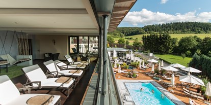 Wellnessurlaub - Hotel-Schwerpunkt: Wellness & Beauty - Künzell - Ruhebereich + Blick auf den Pool - Göbel´s Schlosshotel " Prinz von Hessen "