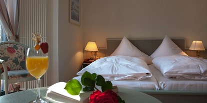 Wellnessurlaub - Bettgrößen: Doppelbett - Rotenburg an der Fulda - Zimmerbeispiel Standard-Doppelzimmer - Göbel's Hotel AquaVita