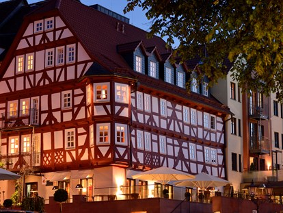 Wellnessurlaub - Restaurant - Bad Wildungen - Spagebäude bei Nacht - Hotel Die Sonne Frankenberg