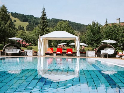 Wellnessurlaub - Yogakurse - Salzburg - Beheizter Außenpool mit großzügiger Liegewiese - Hotel Gut Weissenhof Radstadt