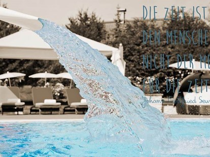Wellnessurlaub - Pools: Innenpool - Bad Hofgastein - Abkühlung im Außenpool - Hotel Gut Weissenhof Radstadt