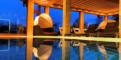 Wellnessurlaub - Hotelbar - Hessen - Innenpool mit Gartenblick - Freund Das Hotel & Natur Resort
