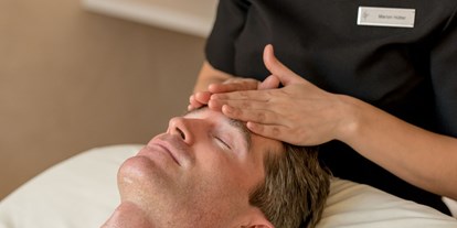 Wellnessurlaub - Ayurveda Massage - Vöhl - Gesichtsmassage für den Mann - Freund Das Hotel & Natur Resort