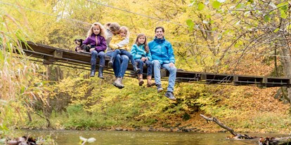 Wellnessurlaub - Day SPA - Kassel - Familien Spaziergang zur Wackelbrücke - Freund Das Hotel & Natur Resort