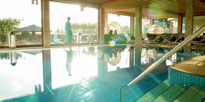 Wellnessurlaub - Hotel-Schwerpunkt: Wellness & Wandern - Hessen Nord - Innenpool - Freund Das Hotel & Natur Resort